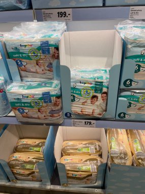 Mağazadaki bebek bezleri mağazadaki aileler için büyük paketler..