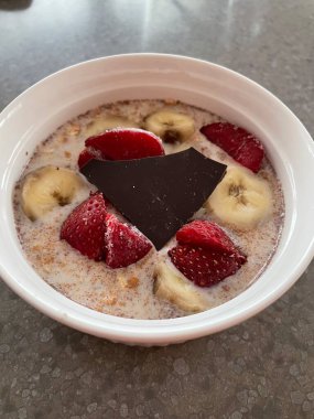 Çikolatalı ve meyveli yulaf ezmesi. Yüksek kalite fotoğraf