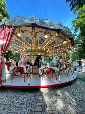 Lunaparktaki parlak renkli ve ışıklı çocuklar için bir atlıkarınca. Yüksek kalite fotoğraf