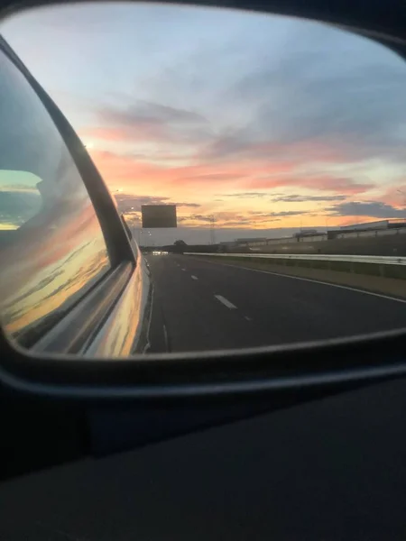 車内の雲と日没のビューミラー ミラーを介して日没のビュー 高品質の写真 日没後の窓 鏡の中の日没反射 — ストック写真