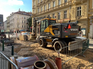 İnşaat alanı yeni asfalt yol kaldırımları, yol inşaat işçileri ve yol yapım makineleri sahnesi inşa ediyor. Yüksek kalite fotoğraf