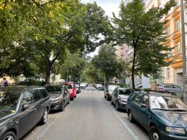 Prag şehir merkezinin manzara fotoğrafı. Atış sokağın ortasından yapılmış. Yüksek kalite fotoğraf