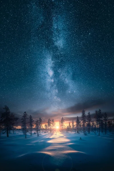 Piękny Wschód Słońca Nad Śnieżnym Lasem Epicką Drogą Mleczną Niebie — Zdjęcie stockowe