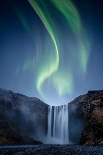 Красивая Ауора Бореалис Северное Сияние Над Водопадом Скогафель Исландии — стоковое фото