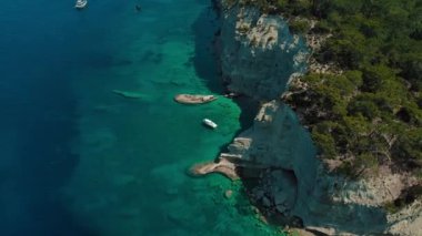 Vahşi kayalık bir gölde yat, hava fotoğrafçılığı, mavi deniz suyu 4k