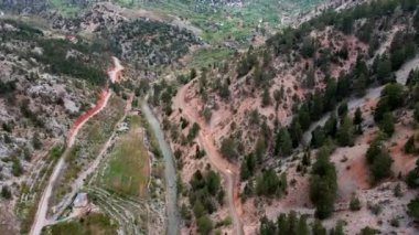 Türkiye 'deki dağ nehri, dağ nehri manzarası ve çevresindeki manzarayla harika bir uçuş.