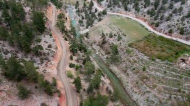 Hindi içinde dağ nehri olan bir geçitte İHA uçurmak