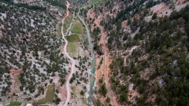 Haut Vol Drone Dessus Une Rivière Montagne Dans Une Gorge — Video