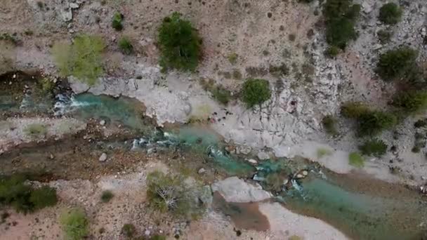 Une Rivière Montagne Avec Eau Bleue Été Filmée Sur Drone — Video