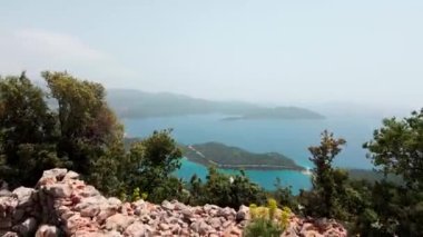 Deniz kıyısındaki güzel şehir hindi içinde