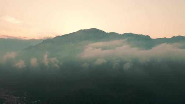 Gün Batımından Önce Dağların Tepesinde Güzel Bulutlar Hindi Kemer — Stok video