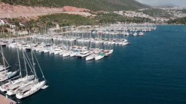 Marinadaki tekne ve yatların yukarıdan görünüşü. Yat park yeri, yat ve yelkenli iskeleye demirlenmiş, hava aracı ile hava manzaralı. Lefkada Adası