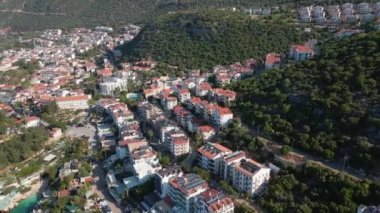 Türkiye 'nin deniz kıyısındaki küçük bir kasabadaki villaların, otellerin ve kafelerin çatılarında bir İHA uçuyor. Yunan adalarına yakın