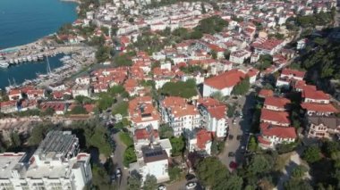 Villa ve otellerin çatıları üzerinde uçan Yunanistan adaları uzaklardan görülebiliyor