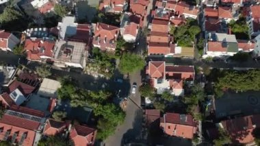 Deniz kenarındaki küçük Türk tatil köyü, kırmızı çatıları, oteller, kafeler, villalar üzerinde uçuyor. Yunan adalarına yakın