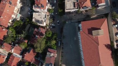 Deniz kenarındaki küçük Türk tatil köyü, kırmızı çatıları, oteller, kafeler, villalar üzerinde uçuyor. Yunan adalarına yakın