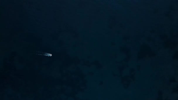 Yat Temiz Mavi Deniz Yüzeyinde Yüzüyor Okyanusta Küçük Dalgalarla Hız — Stok video