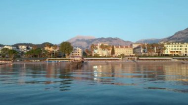 İnsansız hava aracı denizdeki ıssız bir rıhtımın üzerinden uçuyor, rıhtımda güneşlikler var. Şafak, Türkiye, Kemer şehri