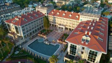 Dağların yakınındaki otelin panoramik manzarası. Türkiye, Kemer 4k