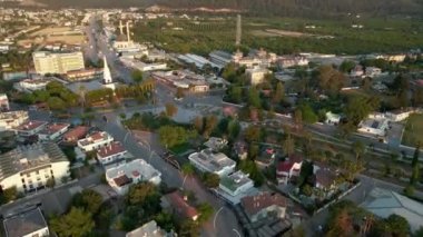 Hindi drone görüntüsü. Köy insansız hava aracı manzaralı eski evler ve ağaçlar. 4k