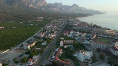 Hindi, Kemer. Akdeniz sahilinin şafak vakti manzarası. İskele, uzaktaki dağlar, sis 4k