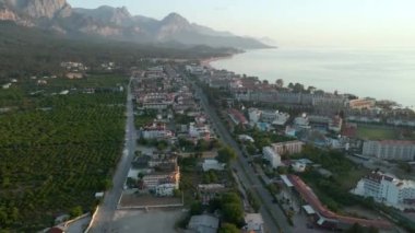 Hindi, Kemer. Akdeniz sahilinin şafak vakti manzarası. İskele, uzaktaki dağlar, sis 4k