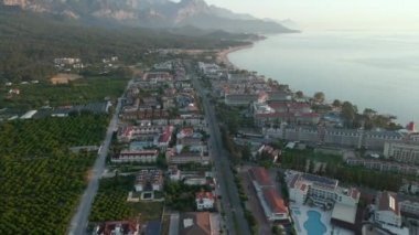 Hindi, Kemer. Akdeniz sahilinin şafak vakti manzarası. İskele, uzaktaki dağlar, sis 4k