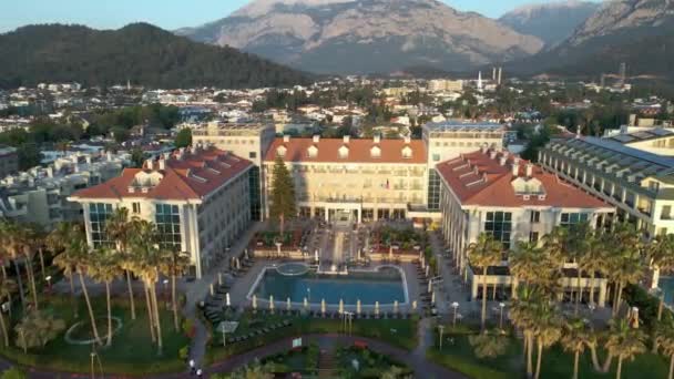 Πανοραμική Θέα Του Ξενοδοχείου Στην Ακτή Κοντά Στα Βουνά Τουρκία — Αρχείο Βίντεο