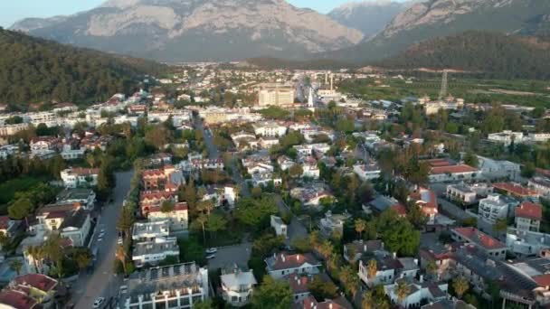 Magnífico Amanecer Sobre Ciudad Junto Mar Cerca Las Montañas Desertado — Vídeos de Stock