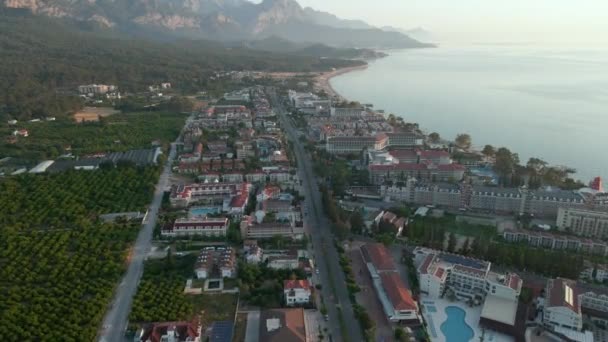 トルコ ケメル 夜明けに地中海沿岸のビーチの眺め 遠くの山々 霞4K — ストック動画