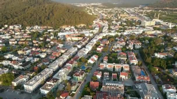 Drone Een Stad Omringd Door Bergen Bij Dageraad Zomerdag — Stockvideo