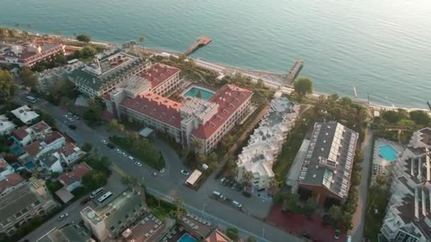 Vuelo Avión Tripulado Sobre Ciudad Turística Turquía Mar Amanecer Hoteles — Vídeos de Stock