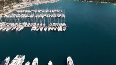 Türkiye 'de güneşli bir günde İHA' nın yüksek noktasından havadan çekilmiş bir fotoğraf. Kuşlardan inanılmaz bir şehir manzarası. Güzel şehir ve deniz yatlarla dolu.