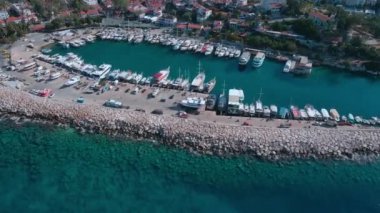 Türkiye 'de güneşli bir günde insansız hava aracının yüksek noktasından çekilmiş bir fotoğraf. Kuşlardan inanılmaz bir şehir manzarası. Güzel şehir ve deniz yatlarla dolu.