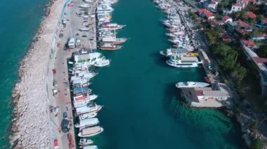 Türkiye 'de güneşli bir günde insansız hava aracının yüksek noktasından çekilmiş bir fotoğraf. Kuşlardan inanılmaz bir şehir manzarası. Güzel şehir ve deniz yatlarla dolu.