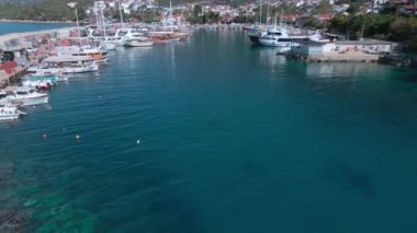Türkiye 'de güneşli bir günde insansız hava aracının yüksek noktasından çekilmiş bir fotoğraf. Kuşlardan inanılmaz bir şehir manzarası. Güzel şehir ve deniz yatlarla dolu.