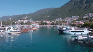Dağların eteğindeki sahil kasabasında bir yat parkı. Türkiye 4k
