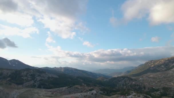 夜明けに山の中でドローンを飛んで 山の上の美しい雲 — ストック動画