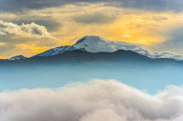 5790M Asl 18996 에콰도르에서 번째로 산이다 키토에서 북동쪽으로 70Km 떨어진 — 스톡 사진