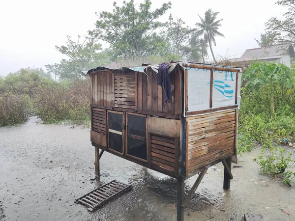 インドネシアのカラワン 2022年10月5日 雨にさらされた鶏小屋 風が強いまま — ストック写真
