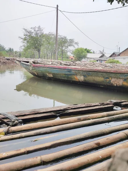 2022年10月15日インドネシア カラワン島 傾いているボートは しばしば地元住民によって川で魚に使用されます — ストック写真