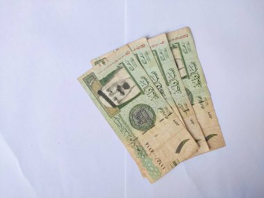 Karawang, Endonezya, 16 Ekim 2022: Suudi parası 1 riyal beyaz arka plan