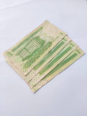 Karawang, Endonezya, 16 Ekim 2022: Suudi parası 1 riyal beyaz arka plan