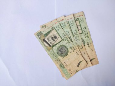 Karawang, Endonezya, 16 Ekim 2022: Suudi parası 1 riyal beyaz arka plan