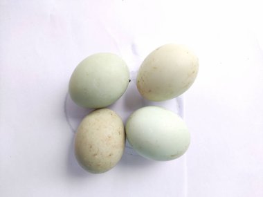 Karawang, Endonezya, 19 Ekim 2022: Beyaz arka plan çiftliğinden alınan ördek yumurtaları