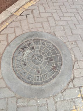 Karwang, Endonezya, 24 Ekim 2022: Yaya üzerinde yeraltı kablosu kapağı