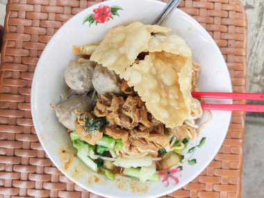 Karawang, Endonezya, 24 Ekim 2022: Tavuklu erişte, bulunması en kolay yiyecek ve bir sürü uzman.