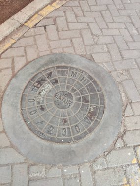 Karwang, Endonezya, 24 Ekim 2022: Yaya üzerinde yeraltı kablosu kapağı