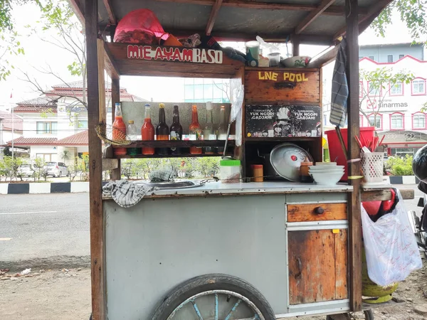 Караванг Индонезия Октября 2022 Года Продавец Куриной Лапши Подает Еду — стоковое фото