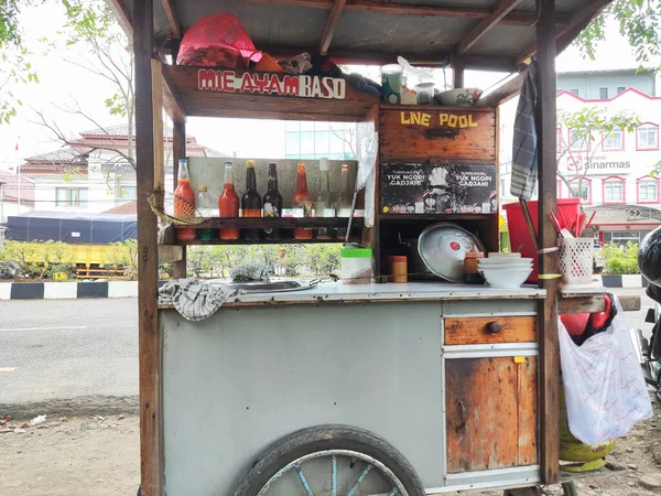 Karawang Indonésia Outubro 2022 Vendedor Macarrão Frango Serve Comida Que — Fotografia de Stock